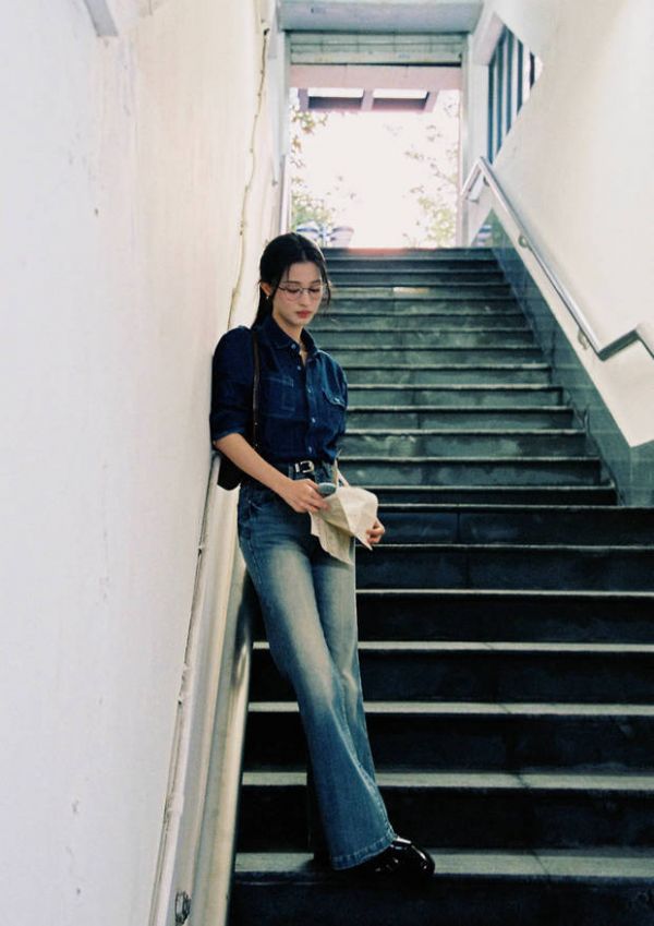 搜狐娱乐讯 11月20日,王楚然在社交平台分享一组私照,照片里的她穿蓝色衬衫搭配牛仔裤,扎着高马尾,气质清冷,完全高智感!