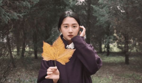 关晓彤手拿枫叶,很有秋天的感觉。