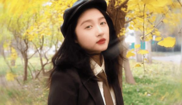 关晓彤妆容精致,打扮靓丽。