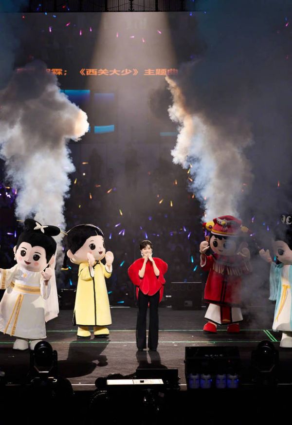 搜狐娱乐讯 19日，72岁赵雅芝在社交平台上更新舞台美照，并配文称：“衷心祝福你，永远祝福你，达到真善美。”