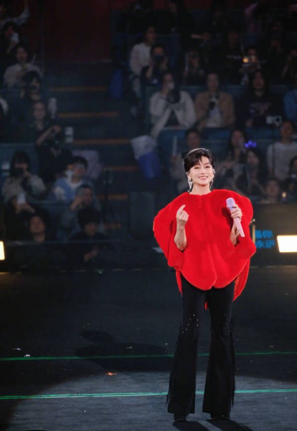 赵雅芝在舞台上的状态超好！