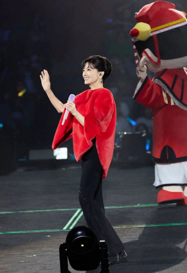 赵雅芝面露灿烂笑容，光彩照人。