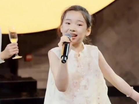 董璇称老来得子不舍小酒窝出国，赞其天赋出众