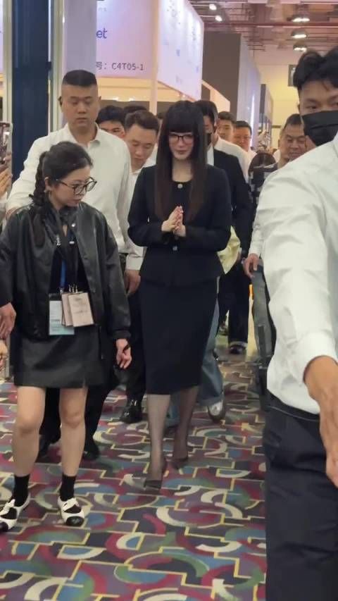 江疏影黑色套装眼镜造型亮相,齐刘海新形象引关注