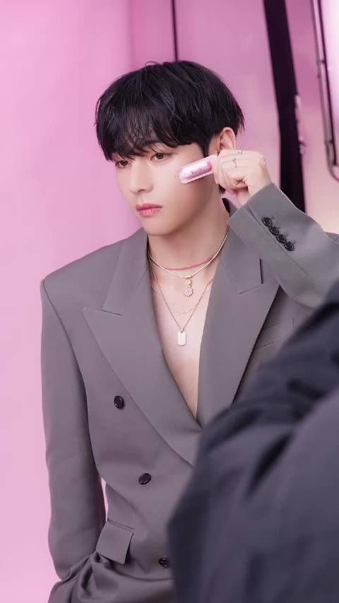 Yunth发布金泰亨广告幕后花絮,展现V多语言魅力