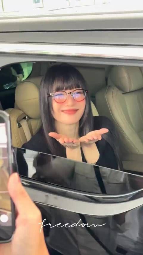 江疏影齐刘海眼镜造型亮相,形象大变引关注