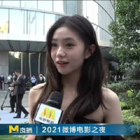 没想到几年前的刘浩存就已经这么好看了，好清纯的感觉啊，人群中一眼看到啊