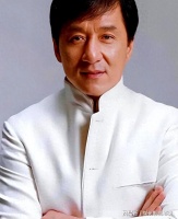 涉足影坛54年后！71岁国际巨星成龙被迫“去世”，给内娱提了个醒