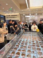 39岁何洁逛超市被骂排场大！5个保镖护驾，脸部状态下滑严重，身材发福