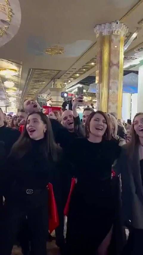 俄罗斯美女们又唱又跳，很高兴