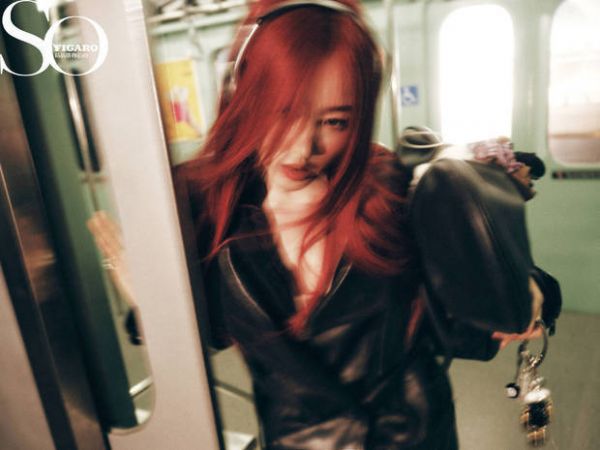 张天爱穿黑色皮衣又美又酷。