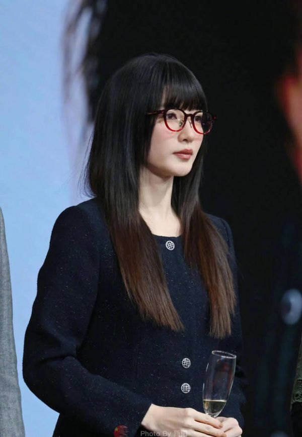 有网友看到后表示，江疏影这套造型很像他的高中英语老师。