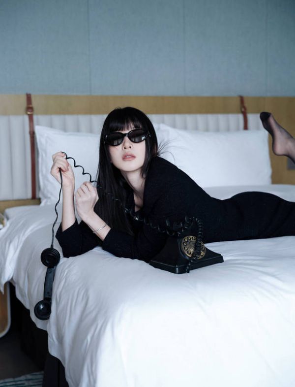 江疏影戴着墨镜秒变时髦女郎。