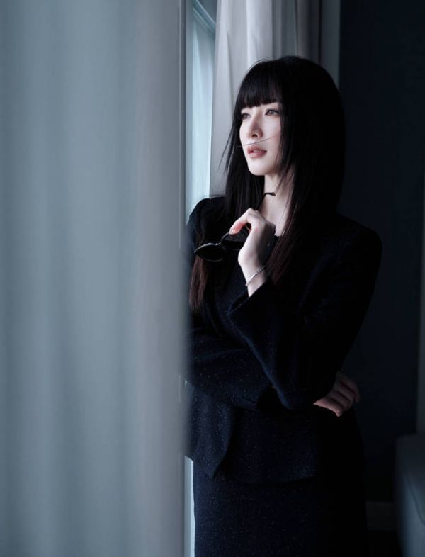 江疏影侧颜精致，美貌养眼。