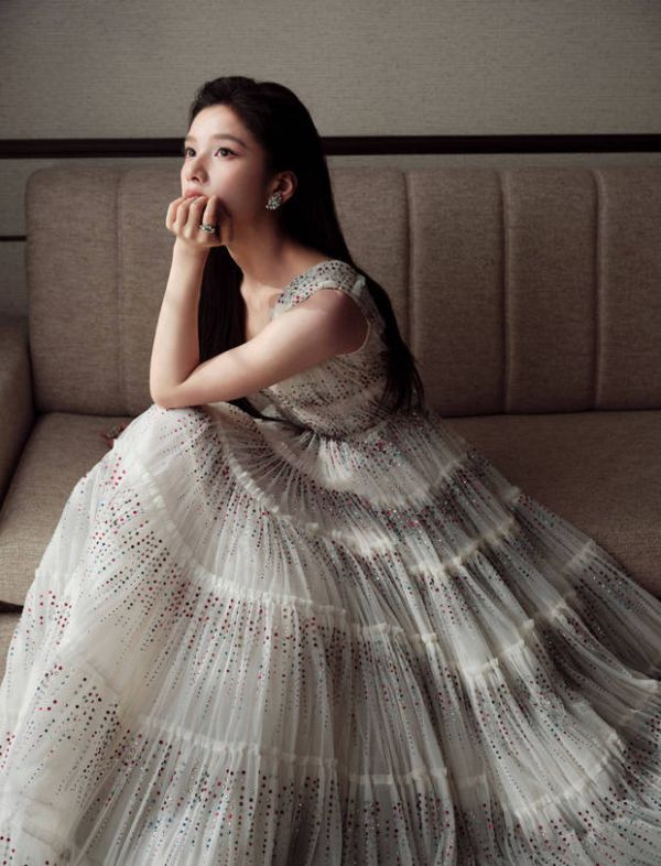 张婧仪身材纤细窈窕。