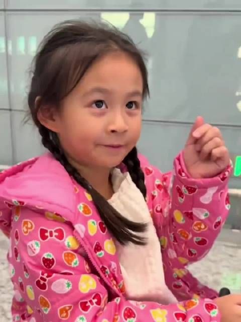 赵雅芝携孙女黄静茹亮相，祖孙同框温馨互动