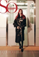 张天爱红发黑皮衣造型又美又酷，大方秀好身材