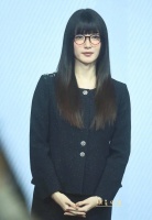 江疏影齐头帘戴眼镜秒变“麻辣女教师”，黑色丝袜大方秀美腿