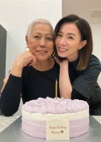佘诗曼晒母女合照为妈妈庆生：大家记得要好好拥抱身边爱你的人