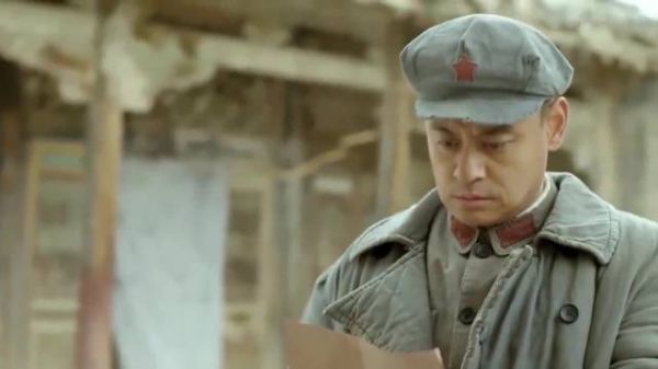 主席刚到陕北,队伍缺衣少粮,徐海东直接赠予5000大洋