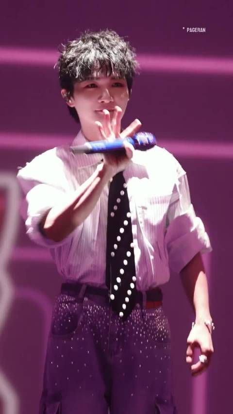 周深听到大家一起喊“宝贝”的反映,太真实了!