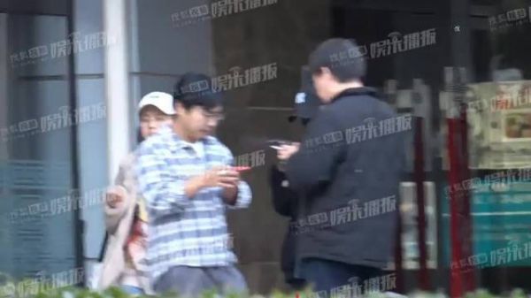 杨幂坚持健身数月，麻花辫棒球帽造型引关注