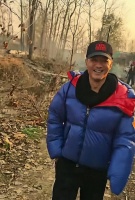 郭晓东夫妇回山东老家，程莉莎穿高跟鞋下地刨白菜，老家平房老旧