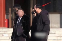 唐嫣和她父亲现身出席罗晋父亲葬礼！唐嫣陪伴罗晋左右！共同乘车