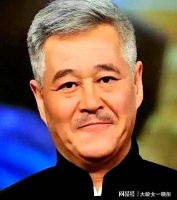 68岁赵本山近况曝光，三人打伞伺候，女儿却成了他的“心头病”