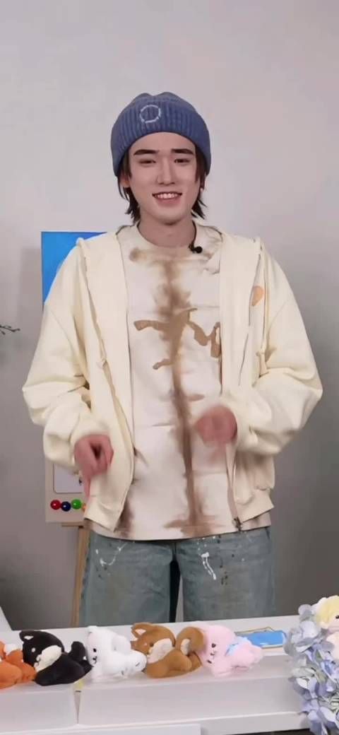 宋亚轩帽子舞妆造引热议，时代少年团演唱会亮相