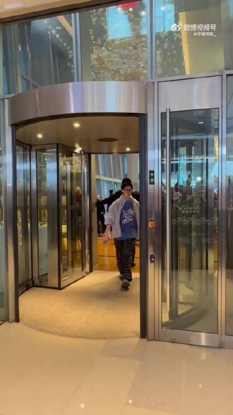 杨紫穿香槟金薄纱裙诠释董竹君雍容华贵