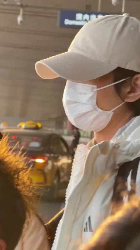 陈晓以长发新造型亮相