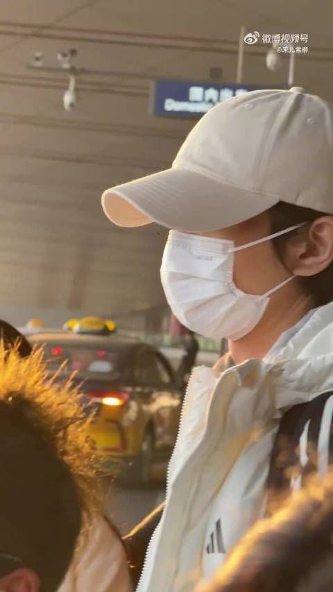 陈晓长发造型曝光，鸭舌帽白上衣帅气亮相