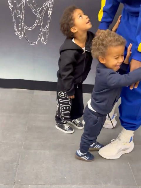 巴特勒小儿子一见面就冲到爸爸怀里 嘴里喊着“dada” 哦莫，可爱化了