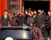 葬礼后带亲友吃饭被拍！唐嫣罗晋挽手同行，朴实爱情看哭无数网友