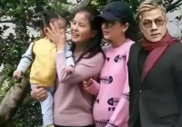 同龄不同态，59岁郭富城与小4岁岳母合影，画面跨越一代人！