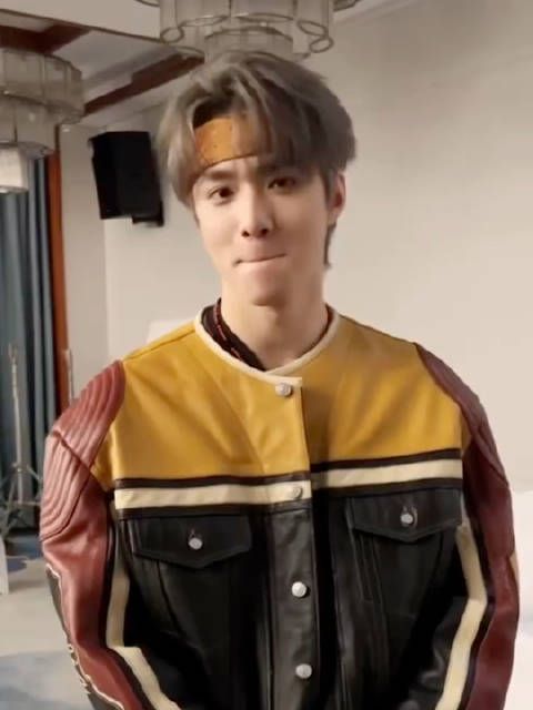 这个刘耀文表情太逗了 拉着行李箱开始录制啦 .