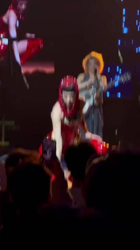 歌星凯迪佩里在杭州开演唱会，拿到定制版labubu