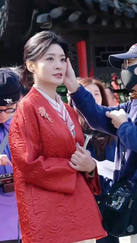 早已退去主持人光环的周涛,已经是保利集团演出公司的董事长