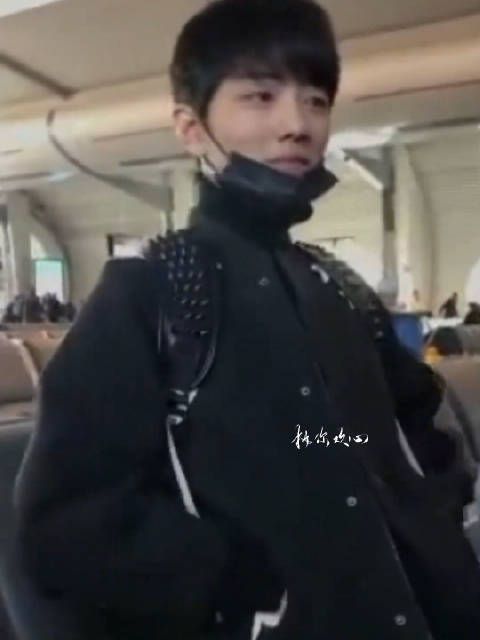 肖战机场与粉丝唠嗑之重庆话篇,听到有人叫他赞赞儿,真的好亲切啊~xz