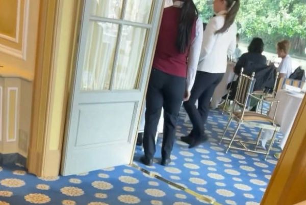 王心凌与吴克群一起吃饭。