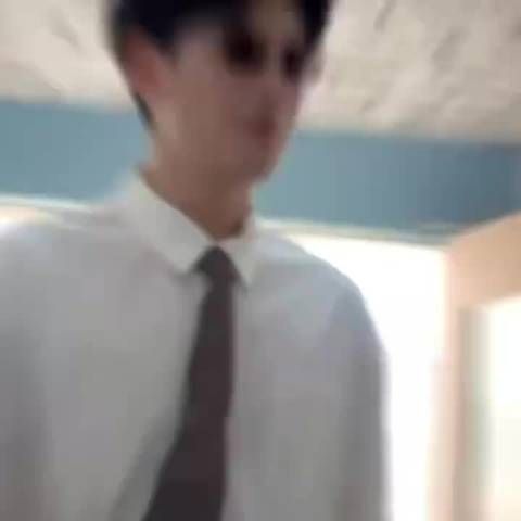 胡先煦白衬衫街头造型曝光，生图状态获赞