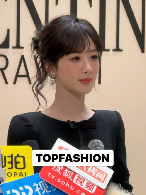 杨紫出席北京华伦天奴国贸商城精品店焕新启幕活动，超绝美颜暴击！