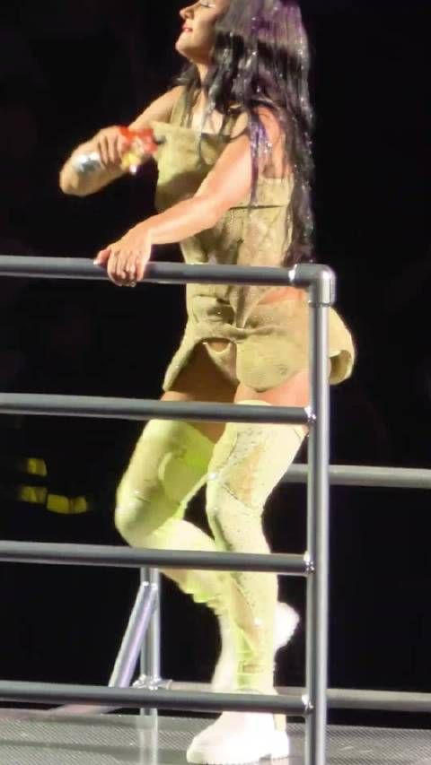 水果姐上海首唱反拿话筒唱歌,一看就是真唱