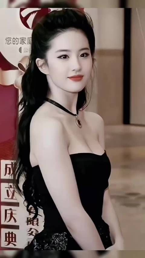刘亦菲黑色礼服露香肩,上围傲人身姿挺拔,清纯气质愈发迷人
