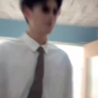 胡先煦白衬衫街头造型曝光，生图状态获赞