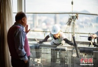 莫言：单向玻璃外的人