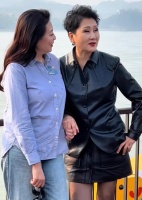 63岁张凯丽和63岁岳红同框，医美老去和自然老去的区别，一目了然