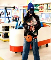 44岁女星乐高乐园疯玩，跳跃姿势炸翻全网，十几年自律太狠了！