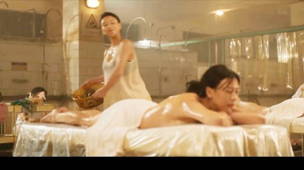 这不比鬼片更可怕?女澡堂突然钻进一大群蛇!